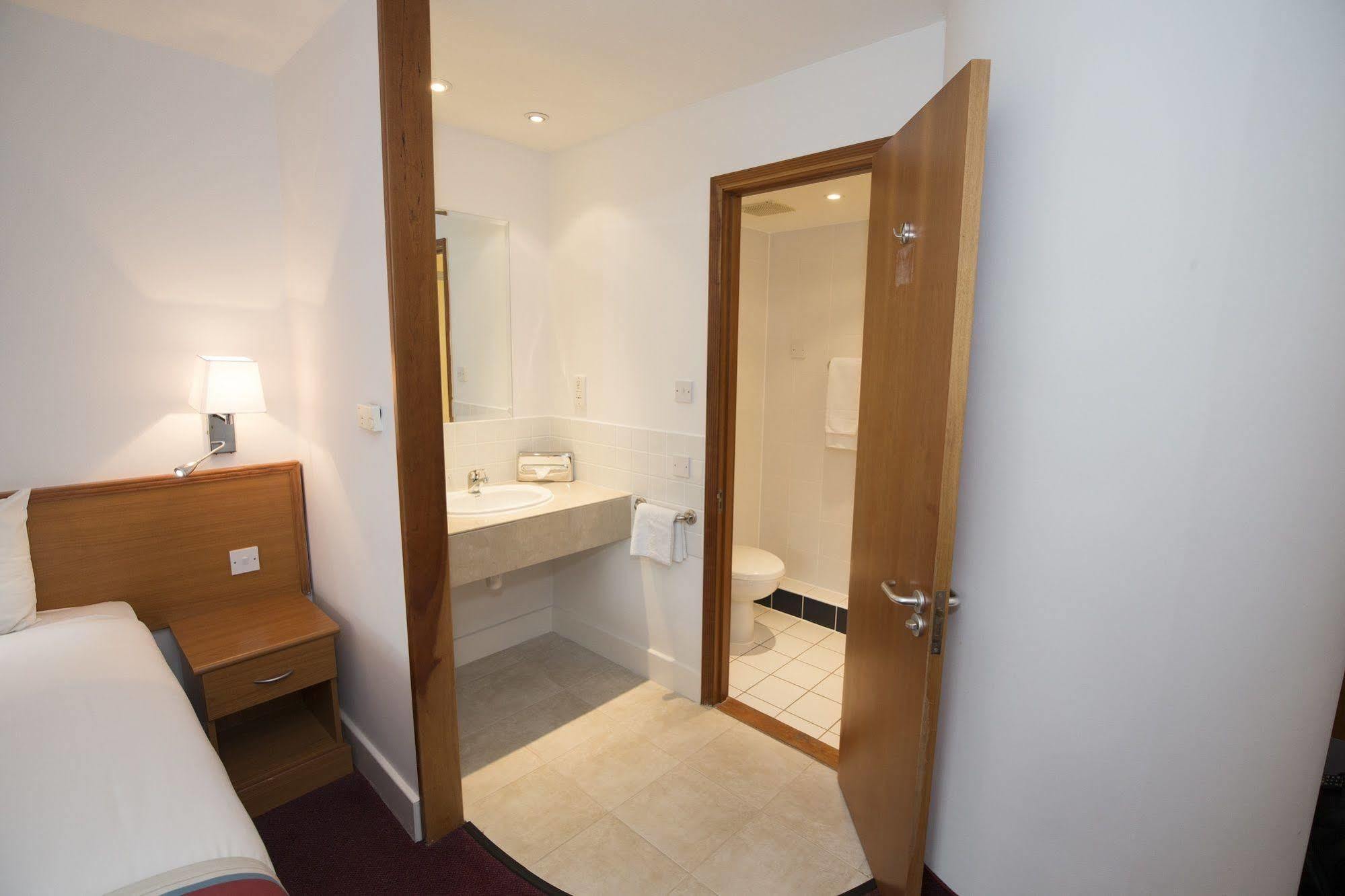 Ramada Cambridge Hotel Fen Drayton Exterior foto