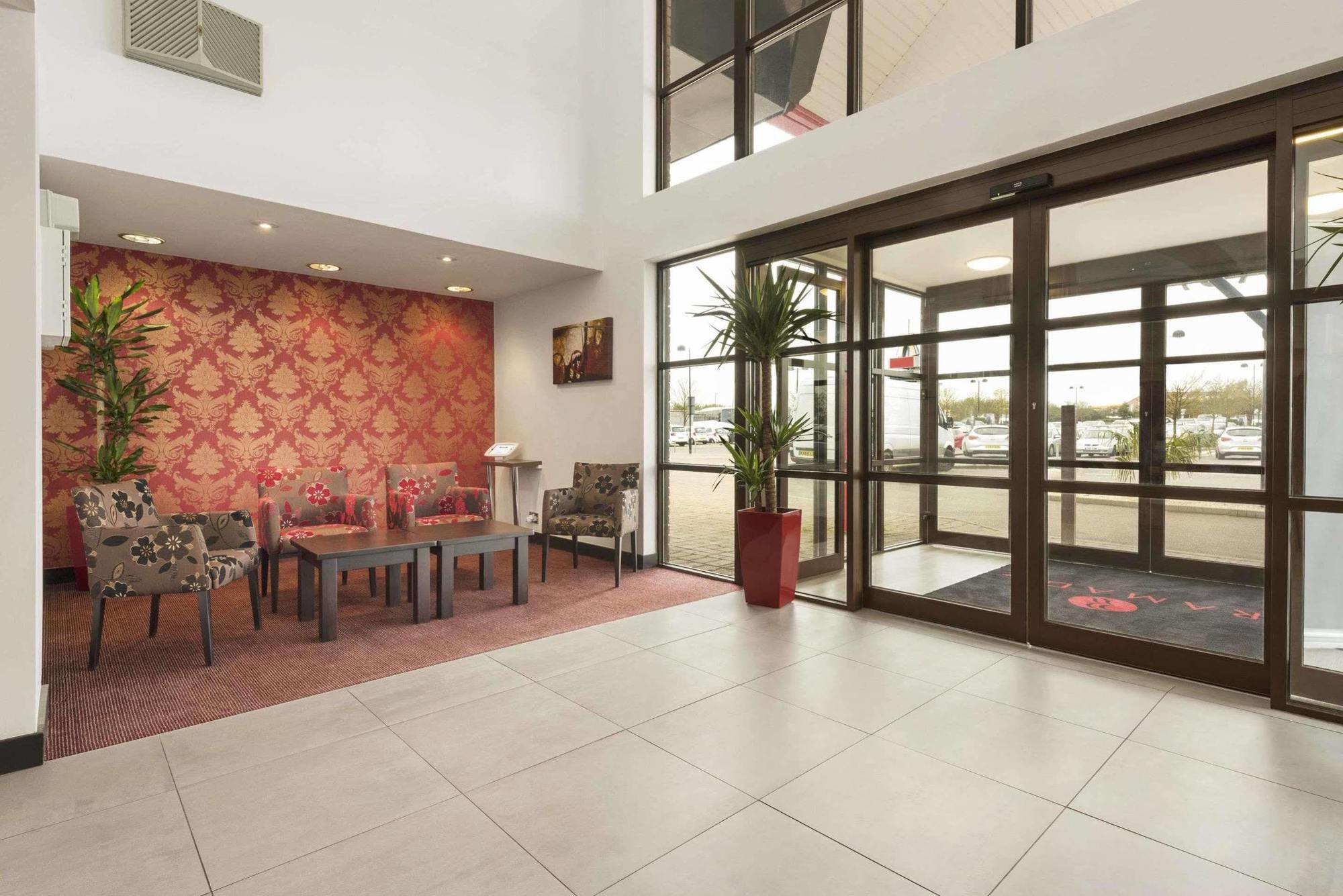 Ramada Cambridge Hotel Fen Drayton Exterior foto