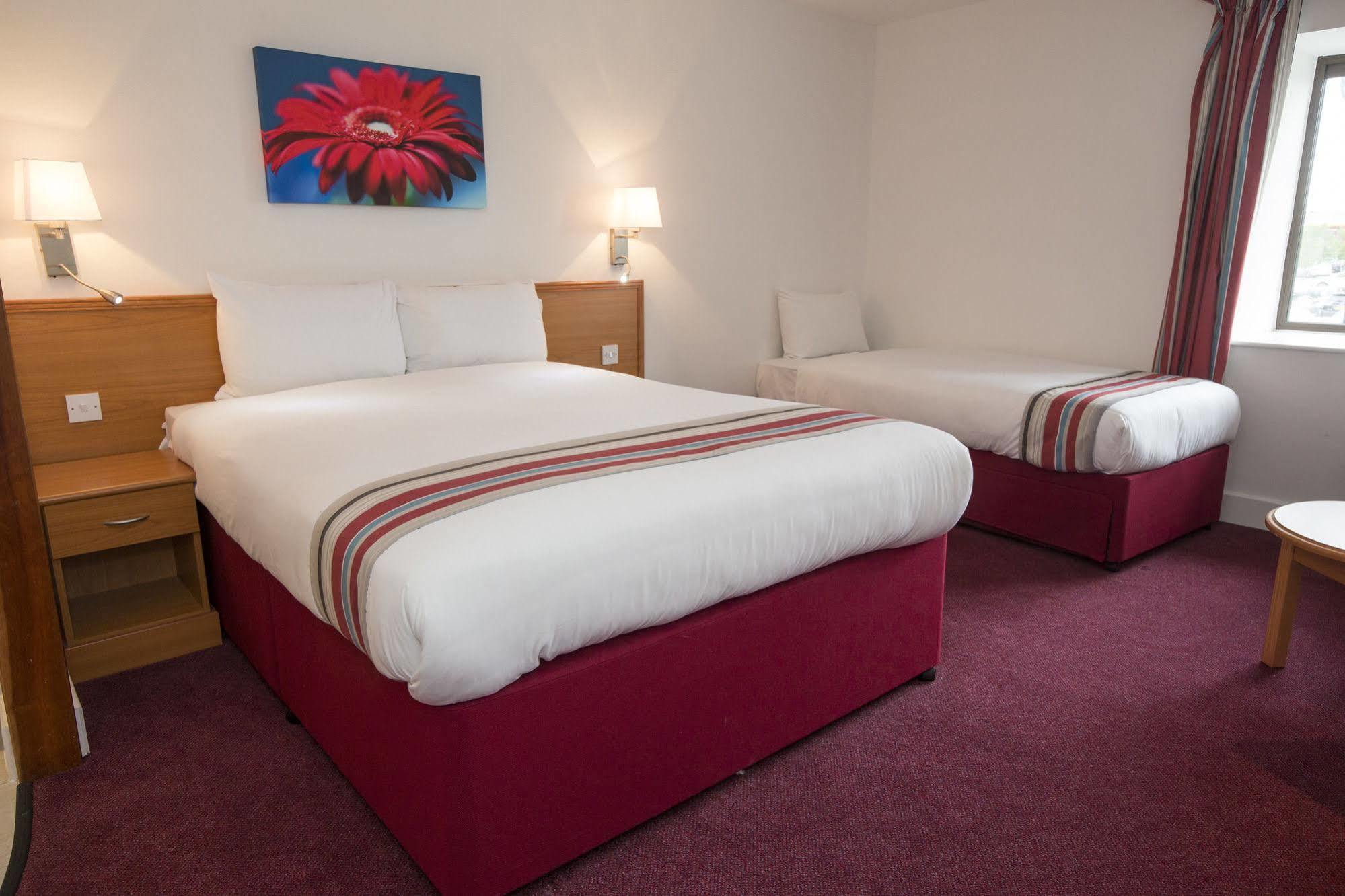 Ramada Cambridge Hotel Fen Drayton Exterior foto